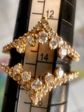 14K Diamond Insert Band Ring
Size: 6.75